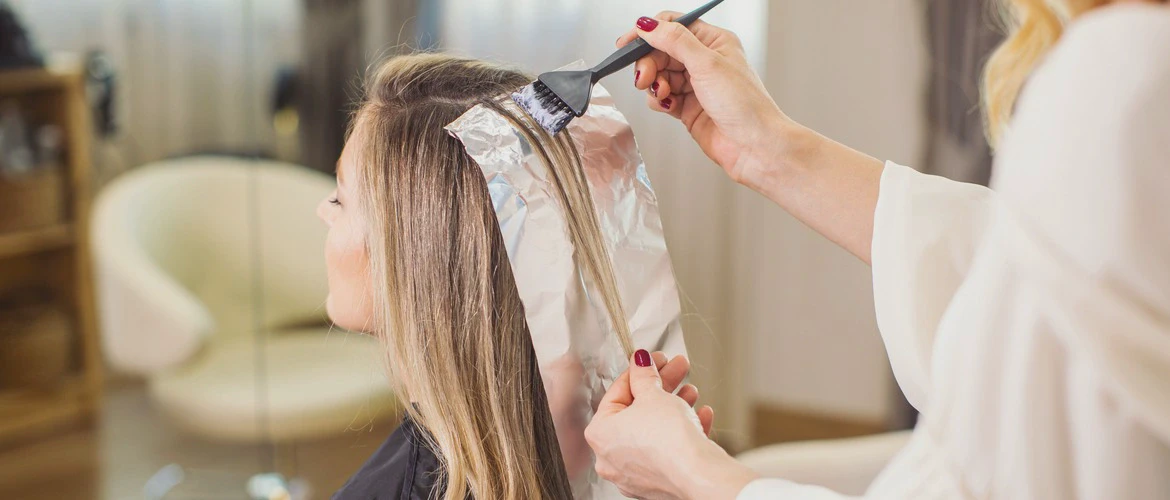Koloryzacja włosów z&nbsp;użyciem folii wykonywana pędzelkiem w&nbsp;salonie fryzjerskim