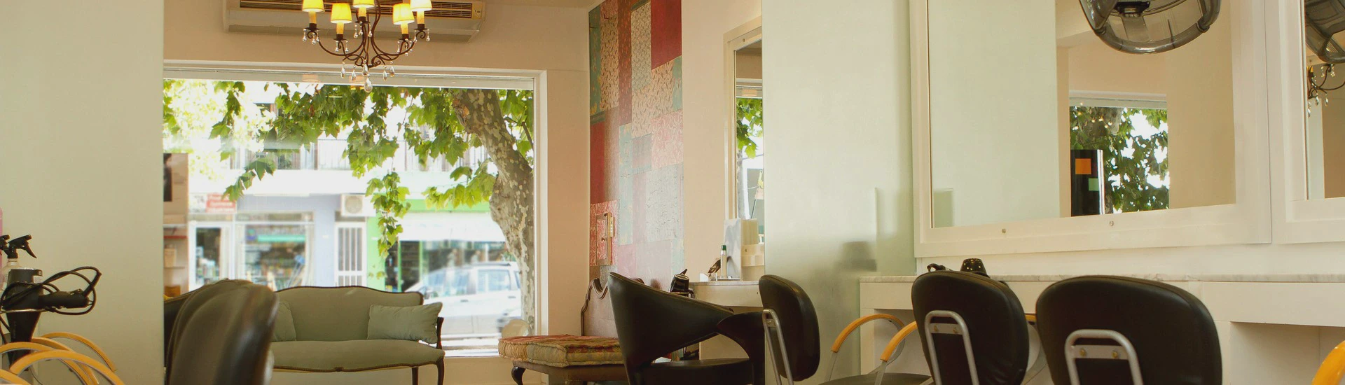 Wnętrze salonu fryzjerskiego z&nbsp;fotelami i&nbsp;lustrami